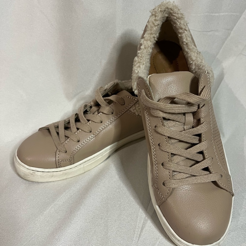 Universal thread faux fur sneakers women’s size 10
